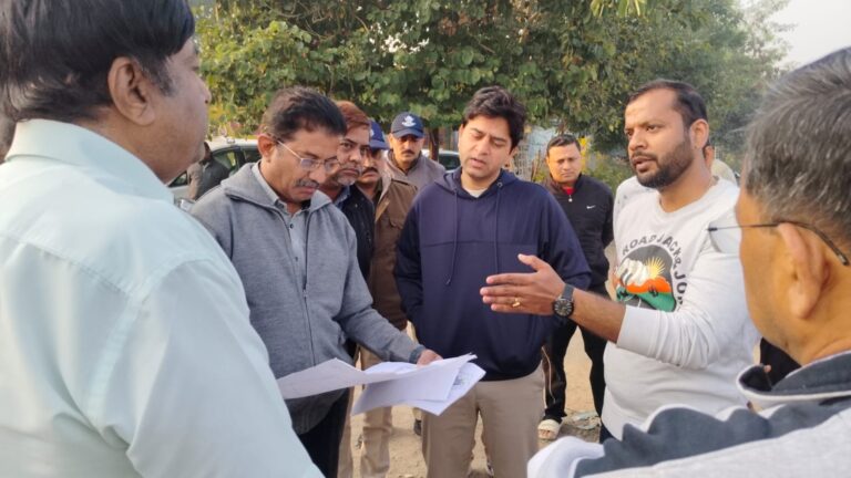 आयुक्त ने स्कीम 136 में किया निरीक्षण, खाली प्लॉट पर बाउंड्री वॉल और एमआर-11 रोड पर सीवरेज नेटवर्क के निर्देश