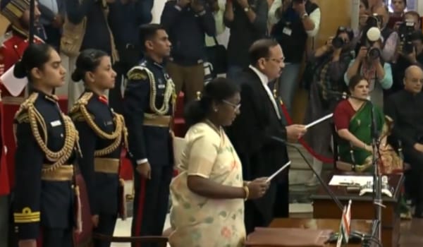 भारत के 53वें मुख्य न्यायाधीश के रूप में न्यायमूर्ति सूर्यकांत ने ली शपथ