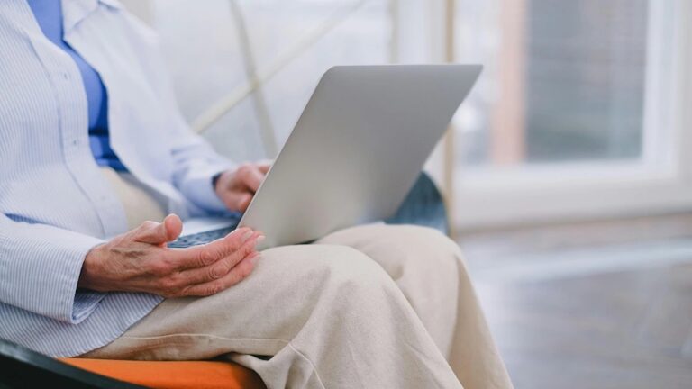 लैपटॉप को सीधे गोद में रख कर न करें उपयोग, हो सकते हैं ये 5 नुकसान