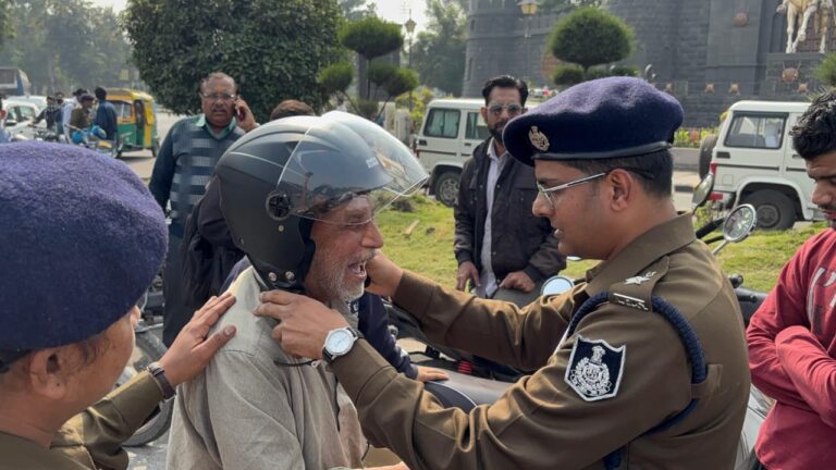 इंदौर में व्हाईट चर्च चौराहे पर हेलमेट जागरूकता अभियान, जिम्मेदार चालकों को सम्मानित