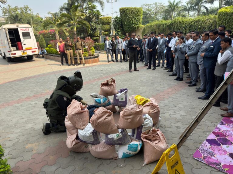 इंदौर पुलिस ने होटल सयाजी में की मॉक ड्रिल, आपातकालीन स्थिति और विस्फोटक खतरे से निपटने की तैयारियों का परीक्षण