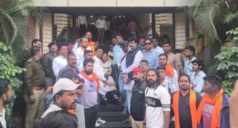 आरटीओ में बस संचालन की अनियमितताओं पर विहिप-बजरंग दल का विरोध, 24 घंटे में कार्रवाई की चेतावनी