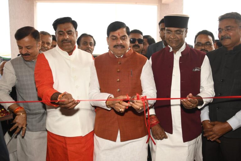 मुख्यमंत्री डॉ. मोहन यादव ने  मुखर्जी नगर (कोलार) में विकास पर्व के अंतर्गत डॉ श्यामा प्रसाद मुखर्जी मल्टीपर्पज स्पोर्ट्स कांपलेक्स का लोकार्पण किया।