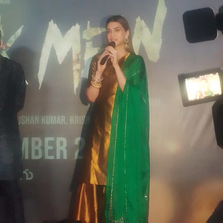 फिल्म ‘तेरे इश्क में’ के प्रमोशन के लिए वाराणसी पहुंची अभिनेत्री कीर्ति सेनन व अभिनेता धनुष