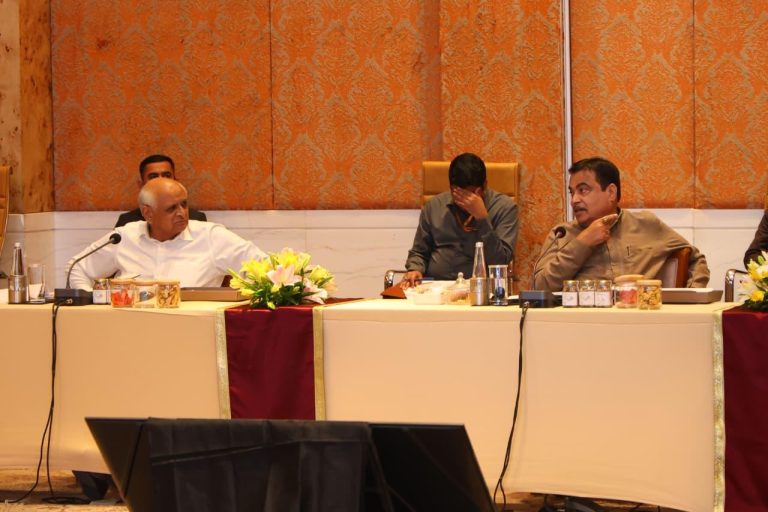 केंद्रीय मंत्री नितिन गडकरी और सीएम भूपेंद्र पटेल ने एनएचएआई के अधिकारियों के साथ समीक्षा बैठक की