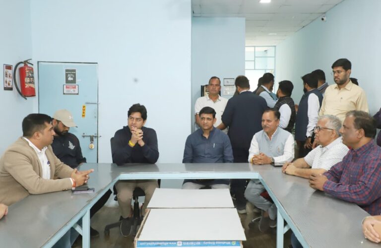 महापौर एवं आयुक्त ने इंडस्ट्री एरिया (अग्रवाल कंपाउंड) में जनसहयोग आधारित विकास कार्यों पर की बैठक