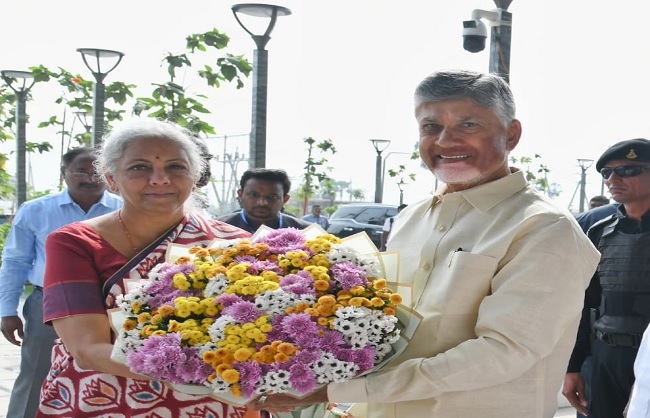 वित्त मंत्री सीतारमण ने अमरावती में बैंक व बीमा कार्यालयों की रखी आधारशिला