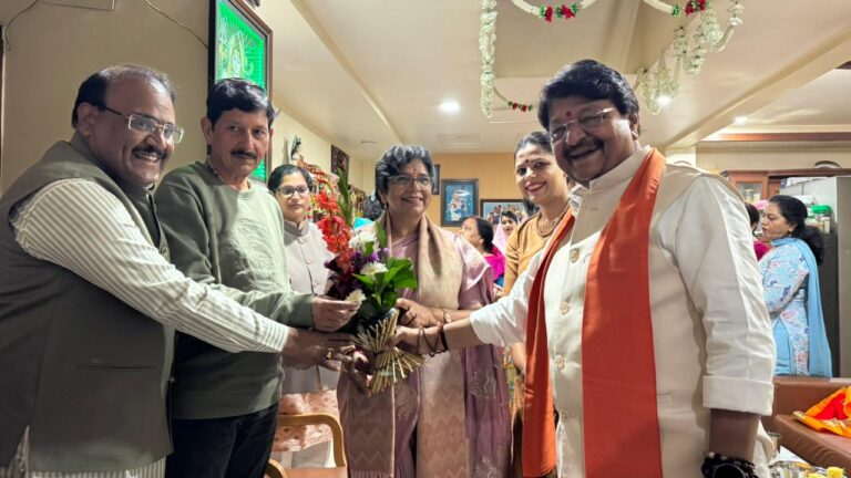 इंदौर में मंत्री कैलाश विजयवर्गीय के निवास पर लोकसभा अध्यक्ष ओम बिड़ला जी की धर्मपत्नी श्रीमती अमिता बिड़ला और महिला आयोग की राष्ट्रीय अध्यक्ष विजया किशोर रहाटकर का स्वागत