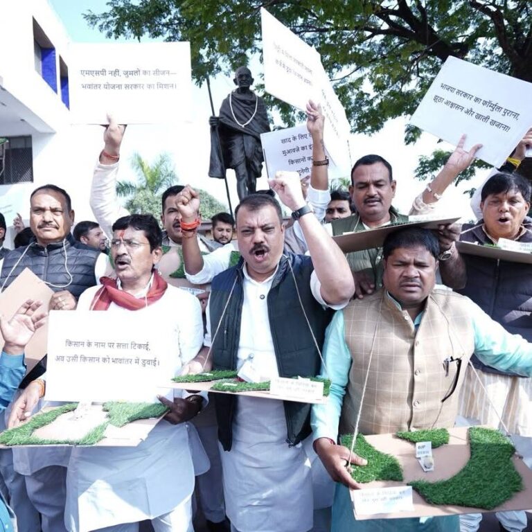 किसानों के मुद्दों पर कांग्रेसी विधायकों का प्रदर्शन, गांधी प्रतिमा के सामने सरकार को घेरा