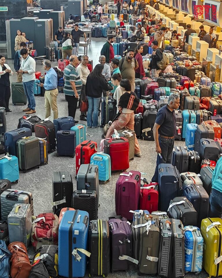 नई दिल्ली एयरपोर्ट पर इंडिगो की वजह से पेसेंजर्स की दुर्दशा को बयां करता चित्र।