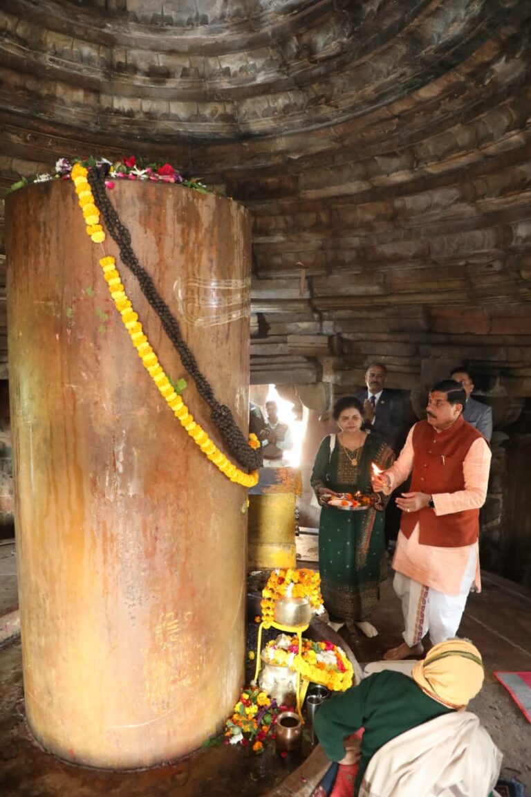 मुख्यमंत्री डॉ. मोहन यादव ने खजुराहो के भगवान मतंगेश्वर मंदिर में किए दर्शन