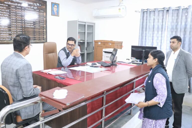 संभागायुक्त डॉ. खाड़े ने तहसील एवं एसडीएम कार्यालय खंडवा का निरीक्षण किया
