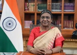 राष्ट्रपति मुर्मु ने इम्फाल में नू पी लाल स्मृति परिसर का दौरा किया, वीरांगनाओं को दी श्रद्धांजलि