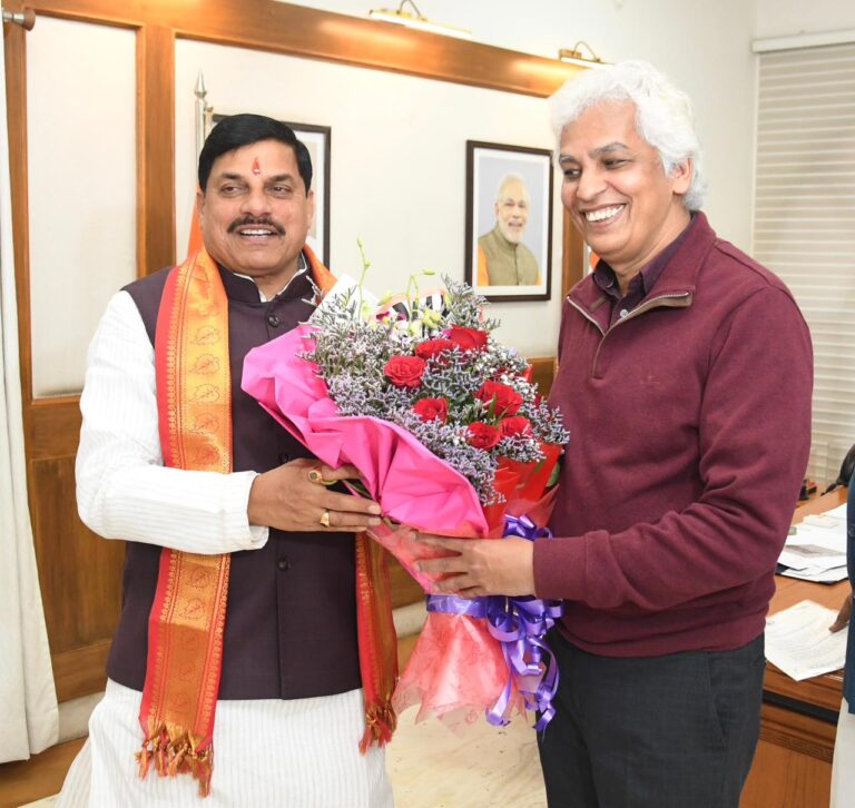 मुख्यमंत्री डॉ मोहन यादव से आयुक्त जनसंपर्क श्री दीपक कुमार सक्सेना ने मुख्यमंत्री निवास में  भेंट कर सरकार के सफल दो वर्ष पूर्ण होने पर पुष्पगुच्छ भेंट कर शुभकामनाएं दीं।