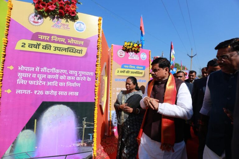 मुख्यमंत्री डॉ मोहन यादव ने भोपाल नगर निगम द्वारा अमृत 2.0 परियोजना के अंतर्गत संचालित गतिविधियों तथा अन्य विकास कार्यों पर केंद्रित प्रदर्शनी का अवलोकन किया।