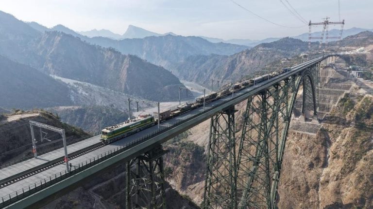 विशेष सैन्य रेलगाड़ी से कश्मीर घाटी में टैंक और तोपें पहुँचाकर सेना ने हासिल की महत्वपूर्ण उपलब्धि