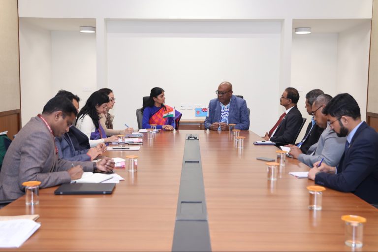 केंद्रीय स्वास्थ्य राज्य मंत्री अनुप्रिया पटेल ने फिजी और श्रीलंका के स्वास्थ्य मंत्री के साथ की बैठक