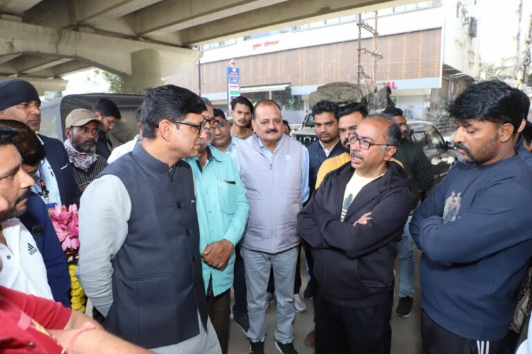 महापौर द्वारा वार्ड क्रमांक 65 स्थित वाल्मीकि बस्ती का निरीक्षण