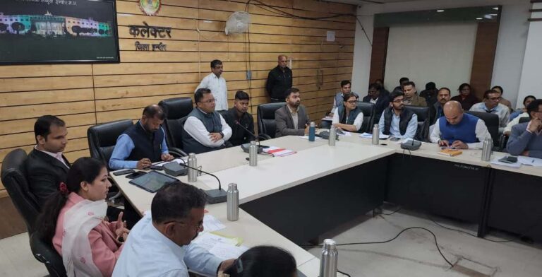 समय-सीमा की बैठक में सख्ती, लापरवाह अधिकारियों पर कार्रवाई-पटवारी और सचिव निलंबित