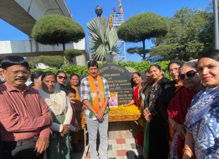 अटल जन्मशताब्दी पर विधानसभा क्षेत्र क्रमांक 2 में महापुरुषों की प्रतिमाओं पर माल्यार्पण, स्वच्छता अभियान आयोजित