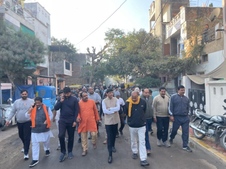 संभावित जलजनित संक्रमण से भागीरथपुरा प्रभावित, महापौर पुष्यमित्र भार्गव पहुंचे रहवासियों के बीच