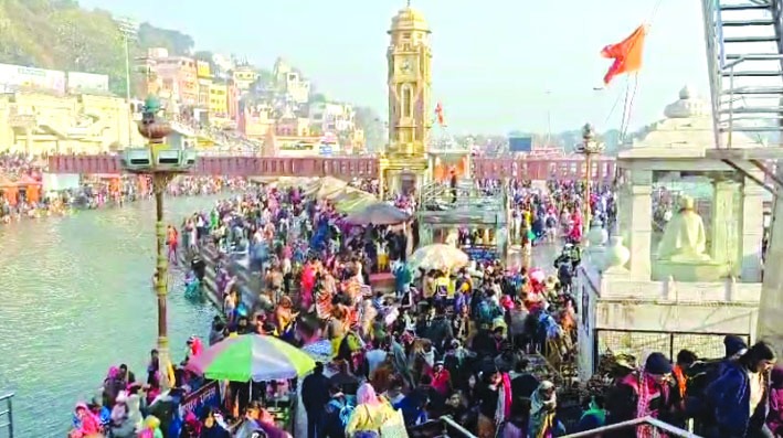 हरिद्वार: मौनी अमावस्या पर गंगा में श्रद्धालुओं ने लगाई पवित्र डुबकी