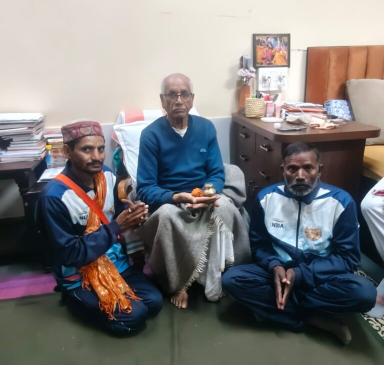 मध्य प्रदेश के बैतूल से 1121 किमी पैदल चल कर राम जन्मभूमि पहुंचे दो भक्त