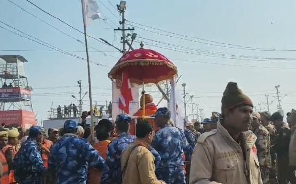 माघ मेला 2026: अविमुक्तेश्वरानंद के रथ को रोकने पर संगम नोज पर धरने पर बैठे शंकराचार्य