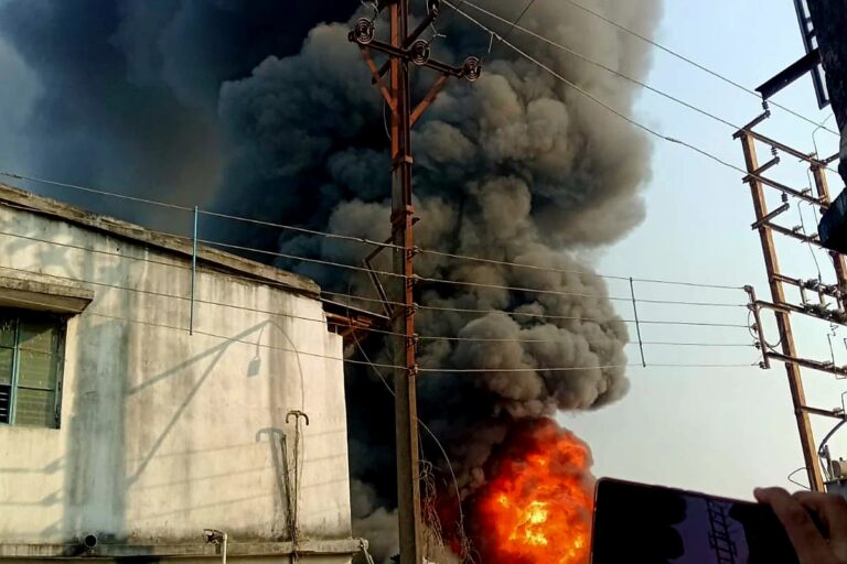 मध्यमग्राम में पेंट फैक्ट्री में भीषण आग, दमकल की पांच गाड़ियां मौके पर