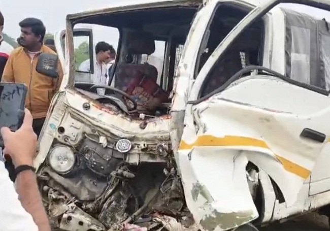 बैतूल में दर्दनाक सड़क हादसा: तेज रफ्तार जीप ने स्कूल वैन को मारी टक्कर, छात्रा की मौत, 11 बच्चे घायल