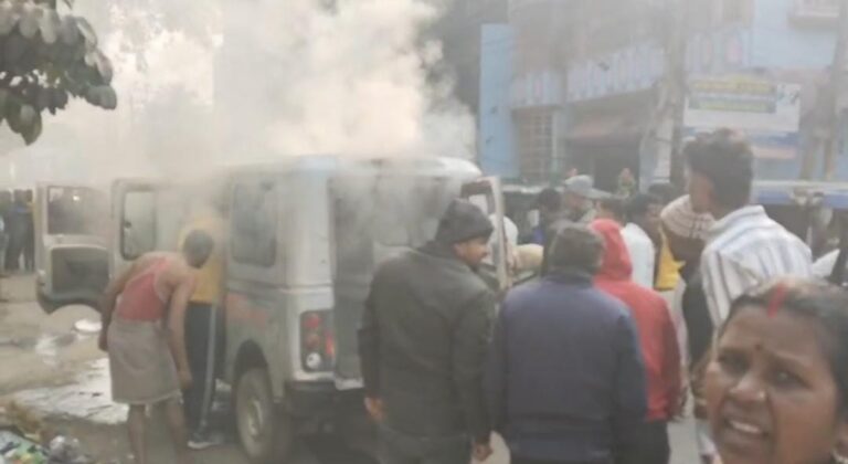 भागलपुर: स्कूल वैन में लगी आग, स्थानीय लोगों की सूझबूझ से टली बड़ी घटना