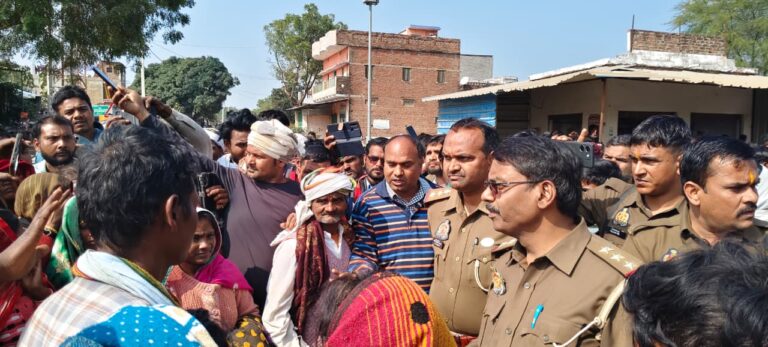 सीमेंट लदे ट्रैक्टर-ट्रॉली से कुचलकर मजदूर की मौत, परिजनों ने शव रखकर लगाया सड़क जाम