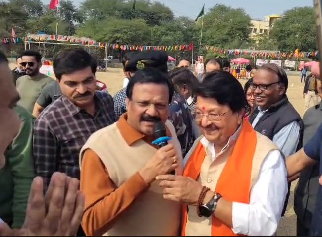 कांग्रेसियों की बॉल पर कैलाश विजयवर्गीय का चौका, विकेट के पीछे सज्जन वर्मा; मैदान में दिखी सियासी नोकझोंक