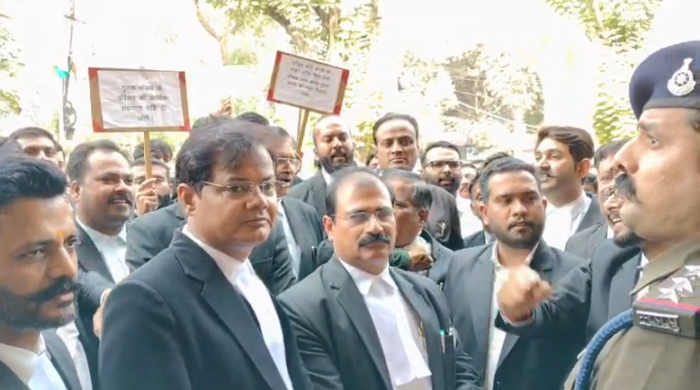 इंदौर में हत्या के विरोध में वकीलों का प्रदर्शन, 300 से अधिक अधिवक्ता पुलिस कमिश्नर से मिलकर सौंपेंगे ज्ञापन