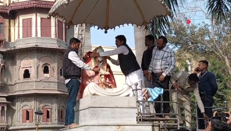 राजवाड़ा पर मां अहिल्या की स्मारक पर जल अभिषेक व सफाई अभियान, विधायक गोलू शुक्ला ने दिया स्वच्छता और सेवा का संदेश