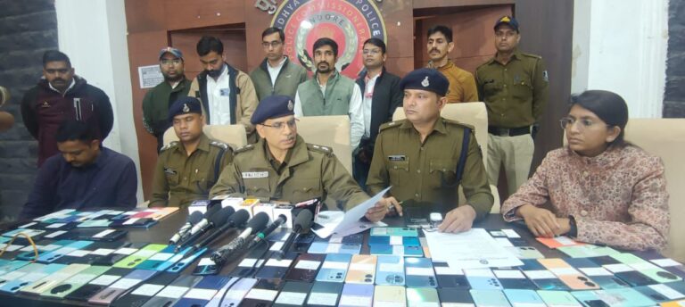 इंदौर क्राइम ब्रांच ने नए साल पर 1.2 करोड़ रुपये मूल्य के 326 गुम मोबाइल फोन आवेदकों को लौटाए