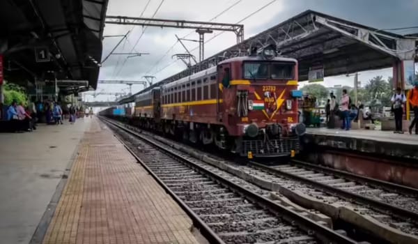 भारतीय रेल दुनिया की सबसे अधिक विद्युतीकृत रेल प्रणालियों में शामिल