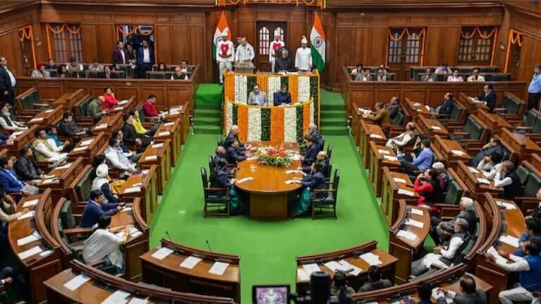 दिल्ली विधानसभा में प्रदूषण पर चर्चा के दौरान भारी हंगामा, AAP विधायक संजीव झा मार्शल आउट