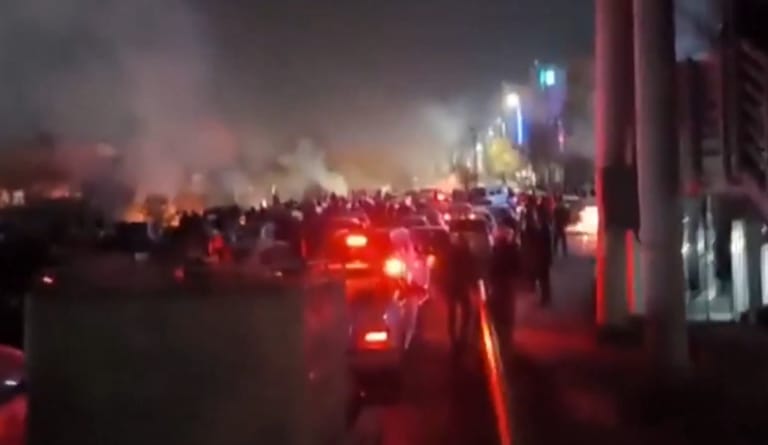 ईरान में सरकार विरोधी प्रदर्शन 14वें दिन भी जारी, हिंसा में मृतकों की संख्या 200 के पार