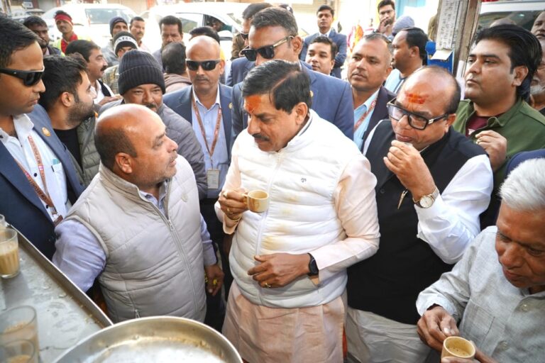 उज्जैन में मुख्यमंत्री डॉ. मोहन यादव का आत्मीय संवाद, आमजन के साथ चाय पीते आए नजर