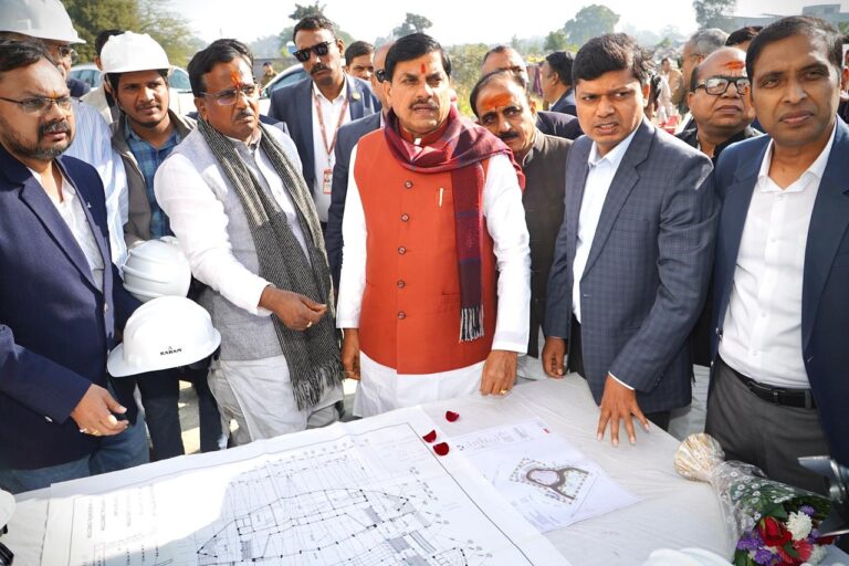मुख्यमंत्री डॉ. यादव ने निर्माणाधीन गीता भवन का अवलोकन किया