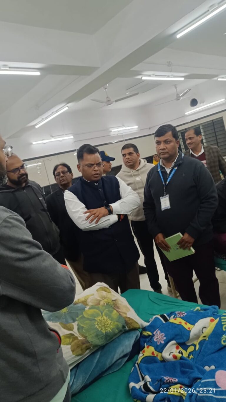 महू में दूषित पेयजल से 22 लोग बीमार, देर रात अस्पताल पहुंचे कलेक्टर शिवम वर्मा