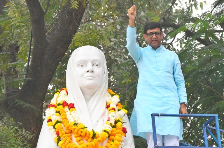 महापौर ने स्वर्गीय राजमाता विजया राजे सिंधिया की पुण्यतिथि पर किया माल्यार्पण, अर्पित की श्रद्धांजलि