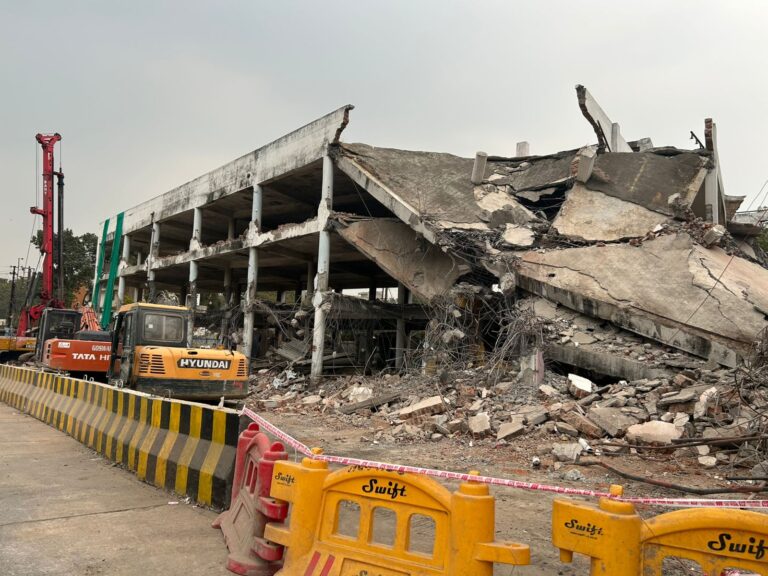 इंदौर नगर निगम मुख्यालय के पास अवैध निर्माण पर कार्रवाई जारी, मेट्रो स्टेशन में बाधक बिल्डिंग तोड़ी गई