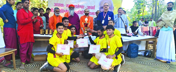 बॉलीवॉल प्रतियोगिता में श्री महेश्वरानंद सांग्वेद संस्कृत महाविद्यालय की टीम बनी विजेता