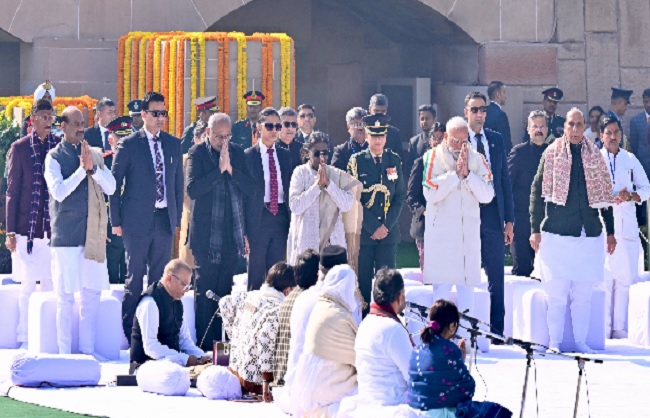 महात्मा गांधी की 78वीं पुण्यतिथि: राष्ट्रपति, उपराष्ट्रपति और प्रधानमंत्री ने राजघाट पर श्रद्धांजलि अर्पित की
