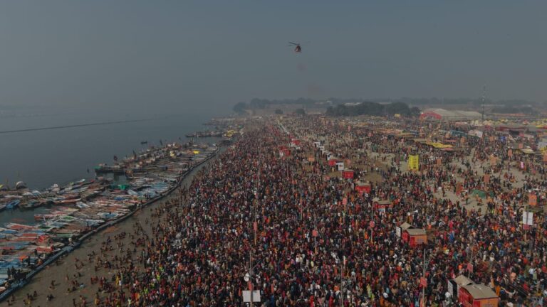 हर-हर गंगे के जयघोष के साथ संगम पर वसंत पंचमी के पुण्य स्नान के लिए उमड़ा जनसैलाब