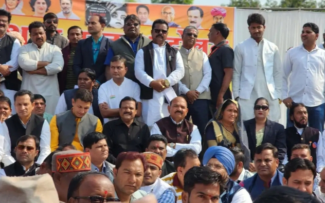 धार : पीथमपुर में गैस त्रासदी के रासायनिक कचरे को हटाने की मांग को लेकर मौन प्रदर्शन