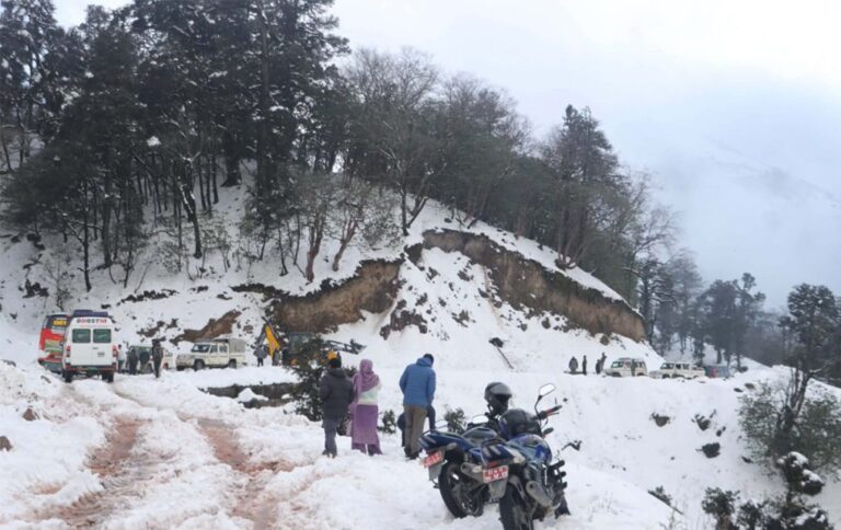 नेपाल के हिमालयी जिलों में भारी बर्फबारी और बारिश के कारण मतदान केंद्रों में बदलाव की तैयारी