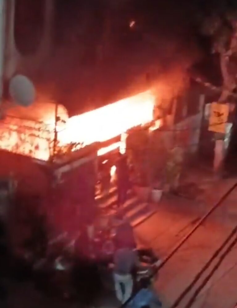 गाजियाबाद में भाजपा नेता मानसिंह गोस्वामी के घर में लगी आग, पेट्रोलियम पदार्थ फेंकने का आरोप